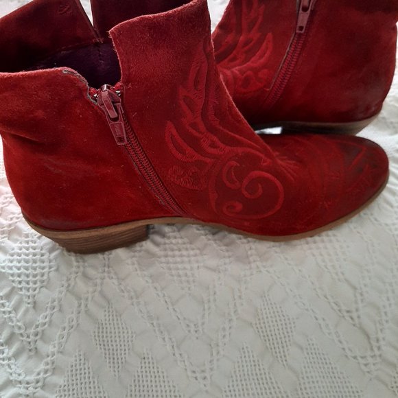 Size 37 red patterned ankle boots. - Picture 4 of 5